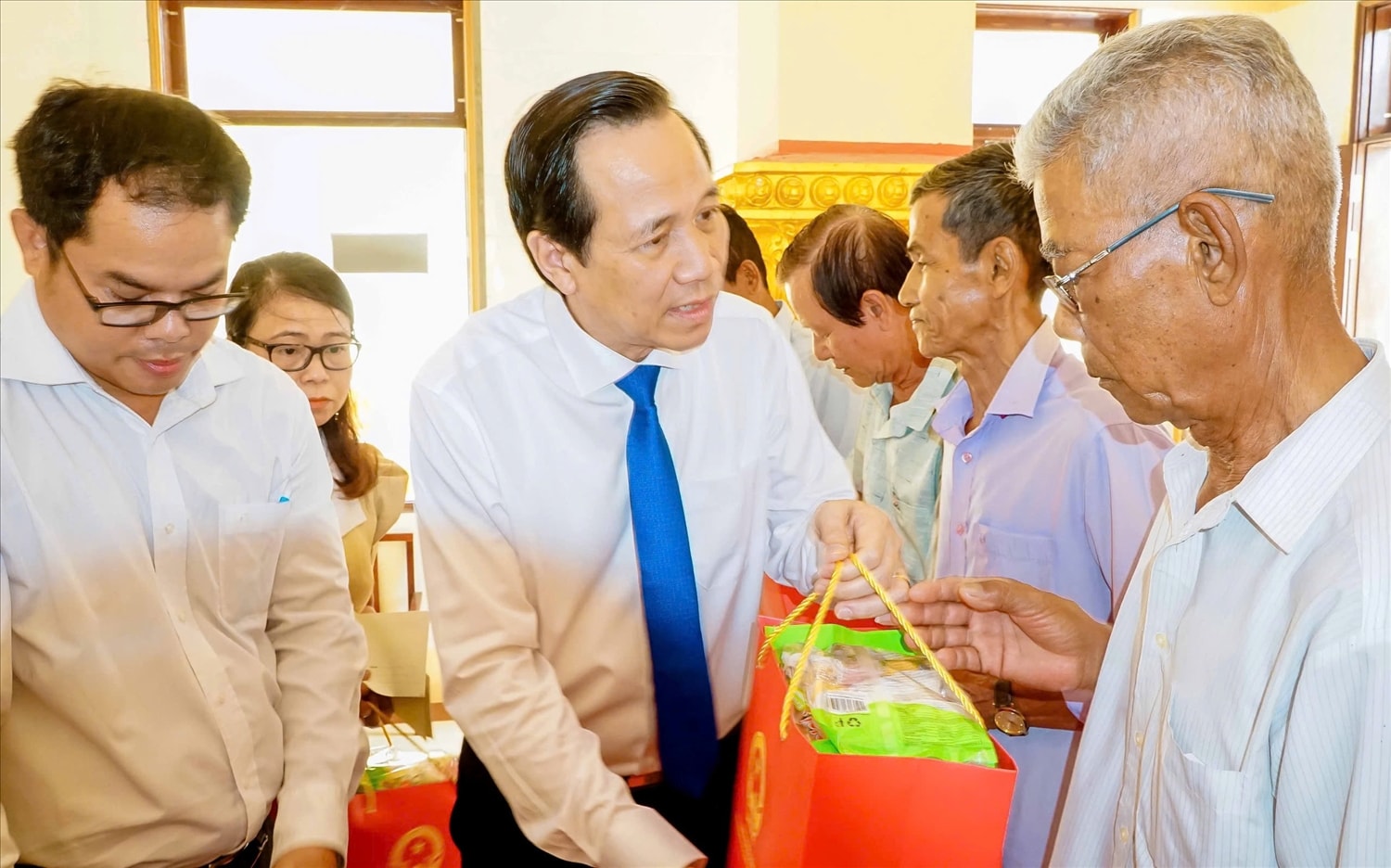 Bộ trưởng Bộ Dân tộc và Tôn giáo Đào Ngọc Dung ân cần thăm hỏi và trao món quà ý nghĩa mừng Tết cổ truyền của đồng bào dân tộc Khmer đến các vị Người có uy tín Bộ trưởng Bộ Dân tộc và Tôn giáo Đào Ngọc Dung ân cần thăm hỏi và trao món quà ý nghĩa mừng Tết cổ truyền của đồng bào dân tộc Khmer đến các vị Người có uy tín
