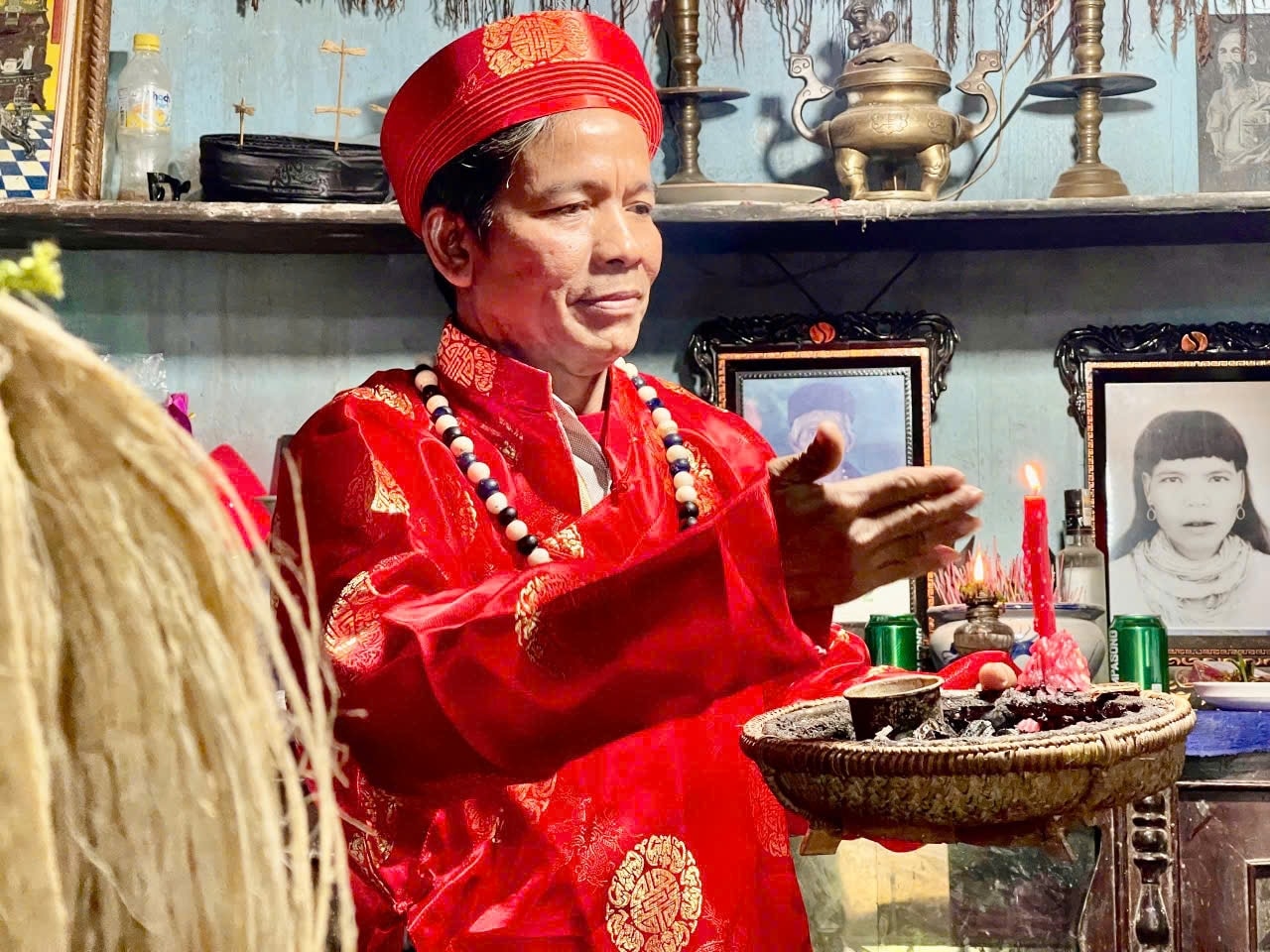 Nghệ nhân Hồ Văn Nam trong Lễ cúng ăn trâu Nghệ nhân Hồ Văn Nam trong Lễ cúng ăn trâu