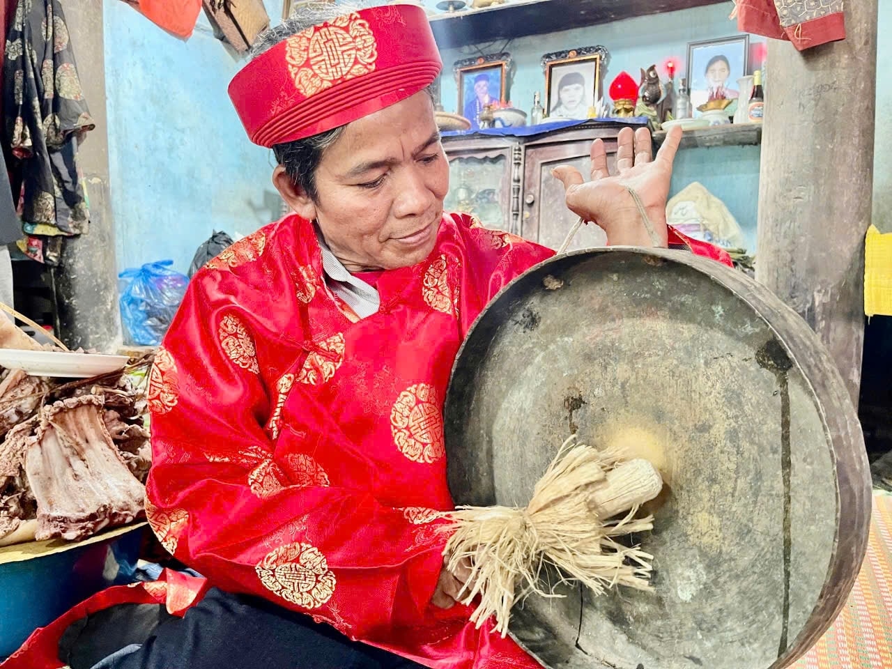 Nghệ nhân Hồ Văn Nam biểu diễn chiêng Co Nghệ nhân Hồ Văn Nam biểu diễn chiêng Co