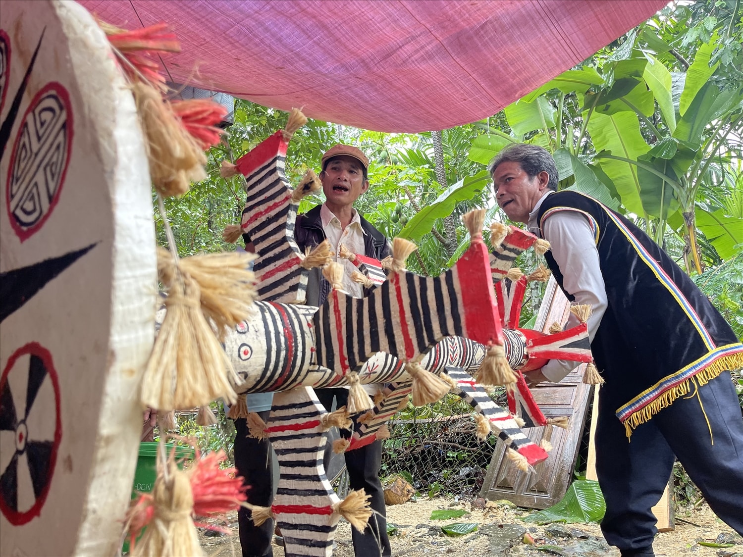 Nghệ nhân Hồ Văn Nam (người bên phải) chuẩn bị dựng cây nêu Nghệ nhân Hồ Văn Nam (người bên phải) chuẩn bị dựng cây nêu
