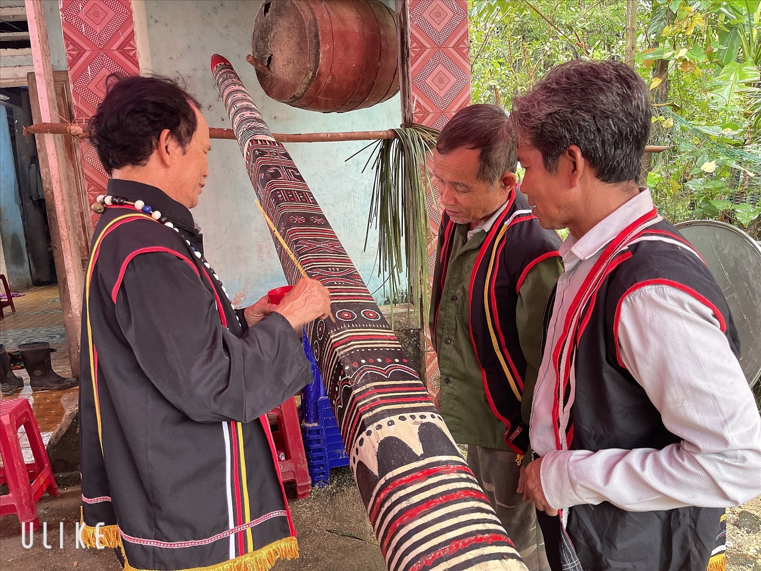 Nghệ nhân Hồ Văn Nam (người bên phải) đang học tập Nghệ nhân Nhân dân Hồ Ngọc An, cách làm cây nêu. Nghệ nhân Hồ Văn Nam (người bên phải) đang học tập Nghệ nhân Nhân dân Hồ Ngọc An, cách làm cây nêu.
