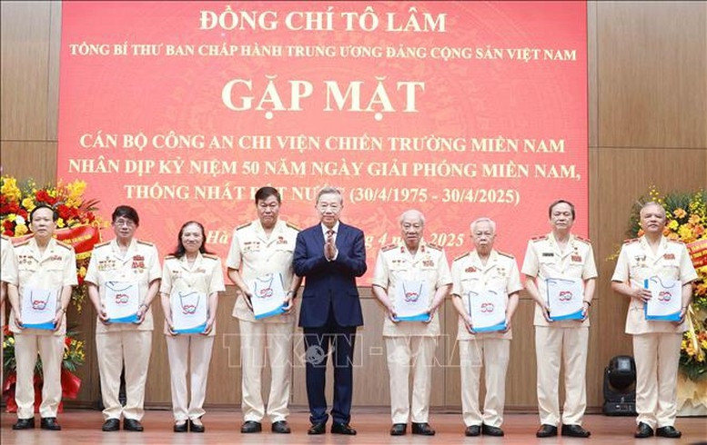 Tổng Bí thư Tô Lâm tặng quà lưu niệm cho các đại biểu