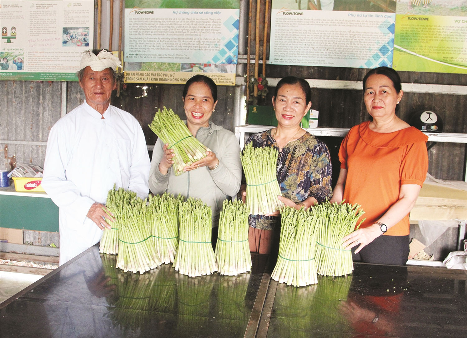  Người có uy tín Châu Văn Bính vận động bà con trồng măng tây xanh,  cho thu nhập cao gấp 7-8 lần trồng lúa