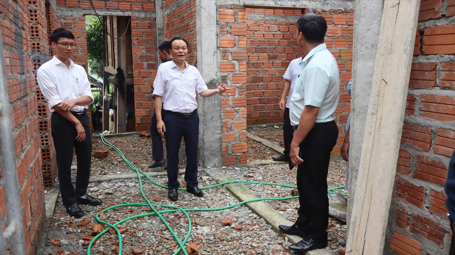 Lãnh đạo UBND huyện A Lưới thực địa kiểm tra tiến độ xây dựng nhà ở cho hộ nghèo, cận nghèo vùng DTTS 