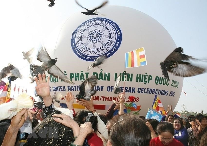 Thả chim cầu nguyện hòa bình tại lễ thượng cờ Đại lễ Vesak năm 2008 tại Hà Nội. (Ảnh: TTXVN)