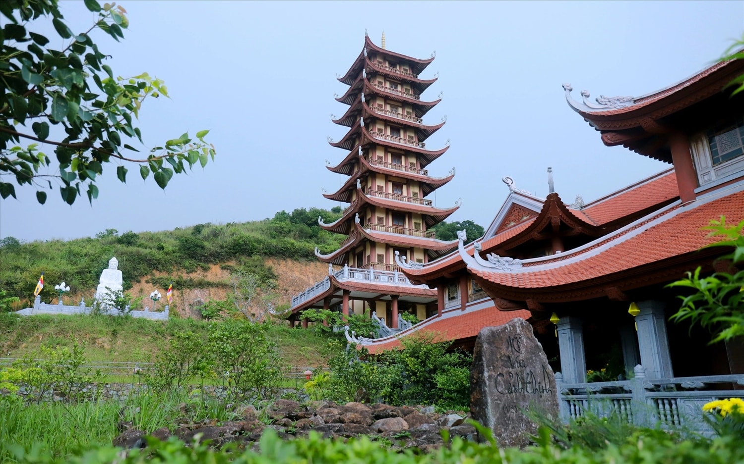 Công trình kiến trúc nổi bật tại chùa là tòa bảo tháp Đại Tuệ 9 tầng, cao 32m, thờ Phật cùng các anh hùng dân tộc