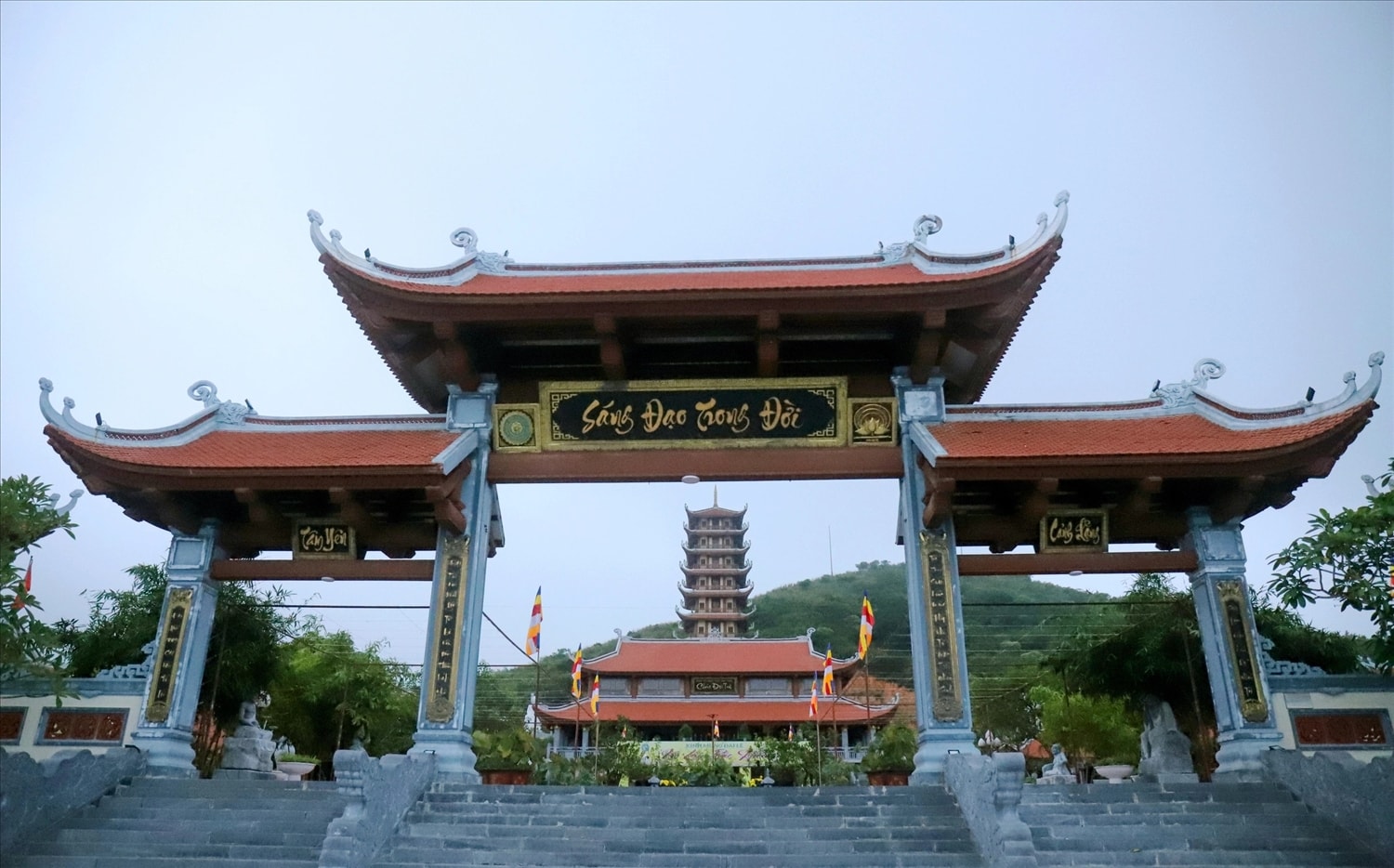 Tam quan dẫn lối vào chùa