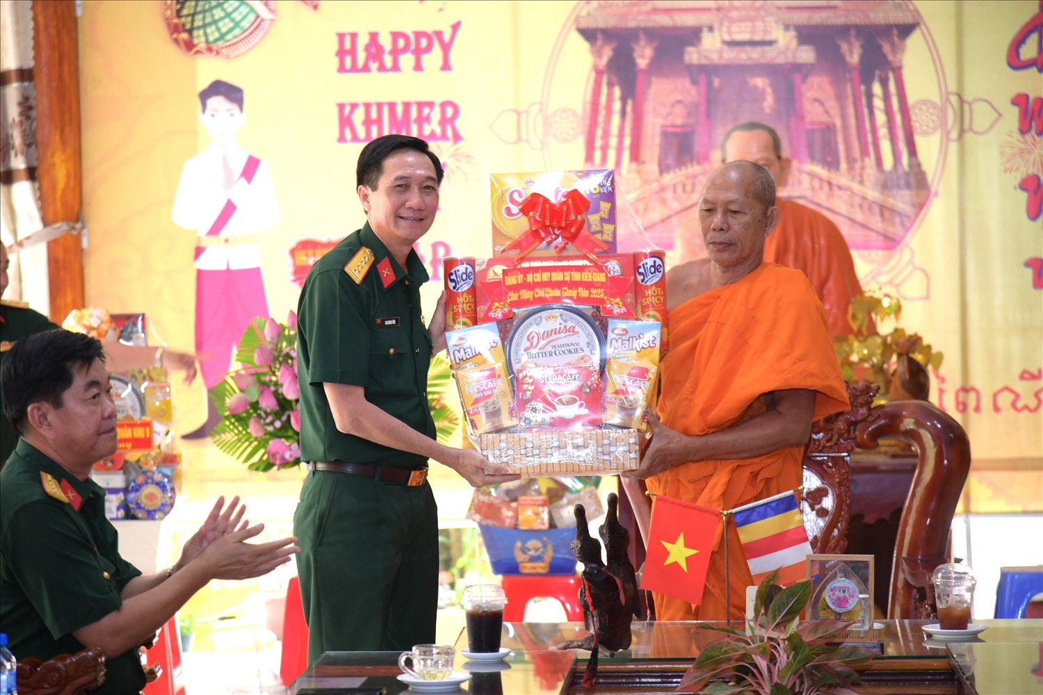 Đại tá Cao Minh Tâm chúc tết và trao tặng quà tại chùa Cà Nhung, xã Định Hòa, huyện Gò Quao.