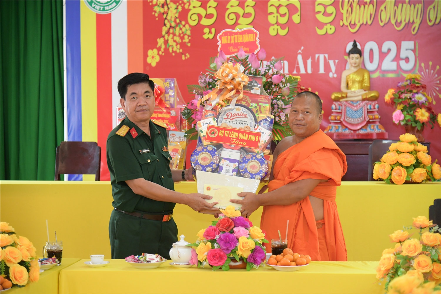 Đại tá Nguyễn Trường Giang chúc tết và trao tặng quà tại chùa Láng Cát, phường Vĩnh Lạc, thành phố Rạch Giá
