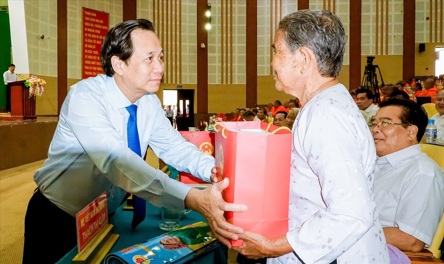 Bộ trưởng Đào Ngọc Dung trao quà chúc mừng Tết Chôl Chnăm Thmây năm 2025 cho Mẹ Việt Nam anh hùng