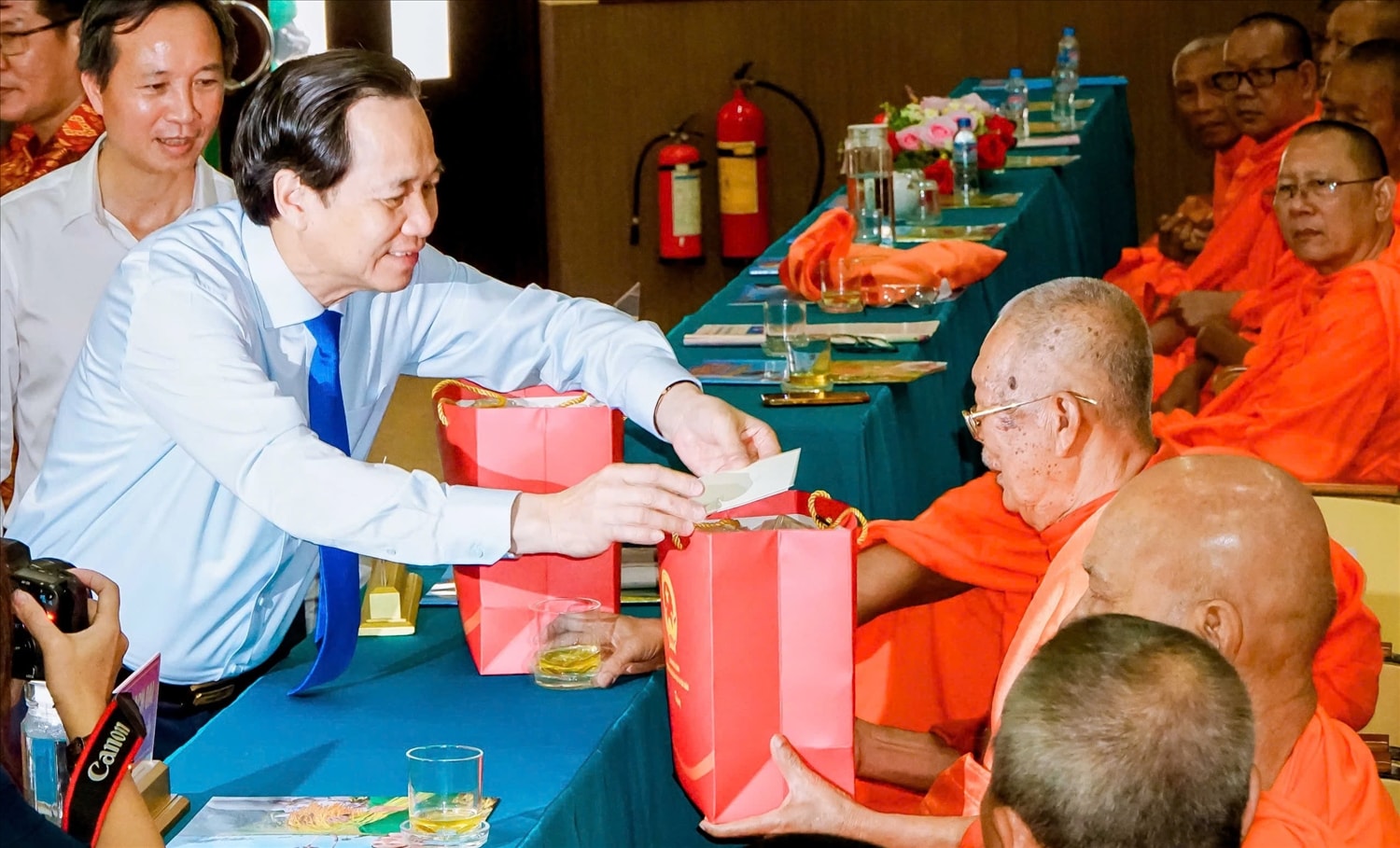 Bộ trưởng Đào Ngọc Dung trao quà chúc mừng Tết Chôl Chnăm Thmây năm 2025 cho các vị Hòa thượng Phật giáo Nam tông Khmer