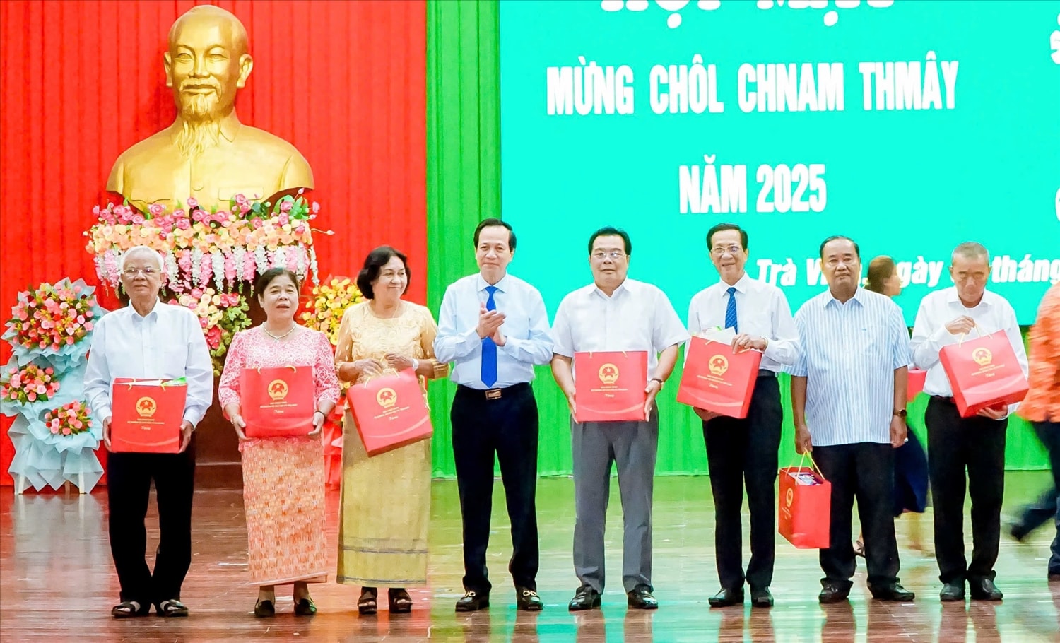 Bộ trưởng Đào Ngọc Dung trao quà chúc mừng Tết Chôl Chnăm Thmây năm 2025 cho các cán bộ lão thành