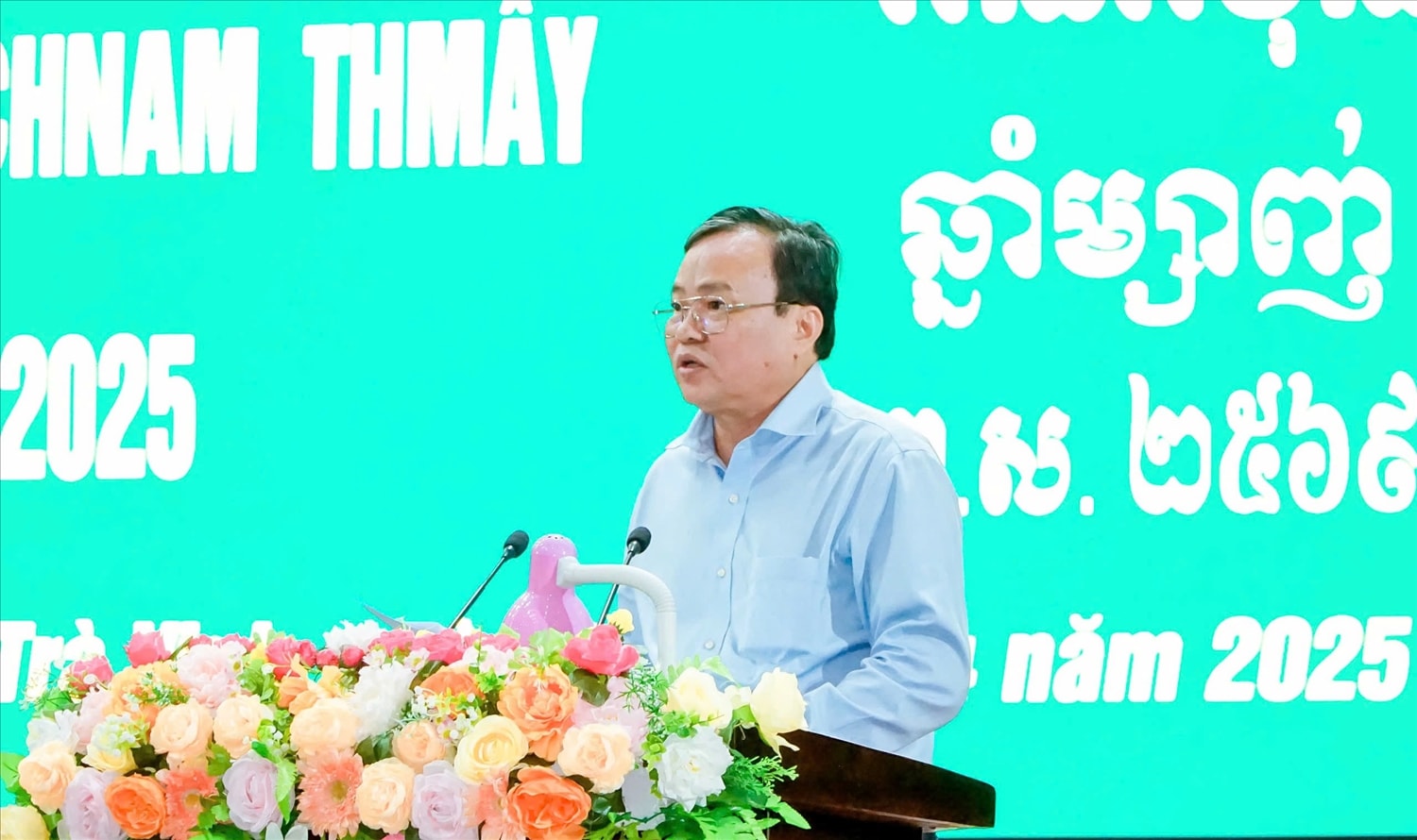 Chủ tịch UBND tỉnh Trà Vinh Lê Văn Hẳn phát biểu tại buổi họp mặt