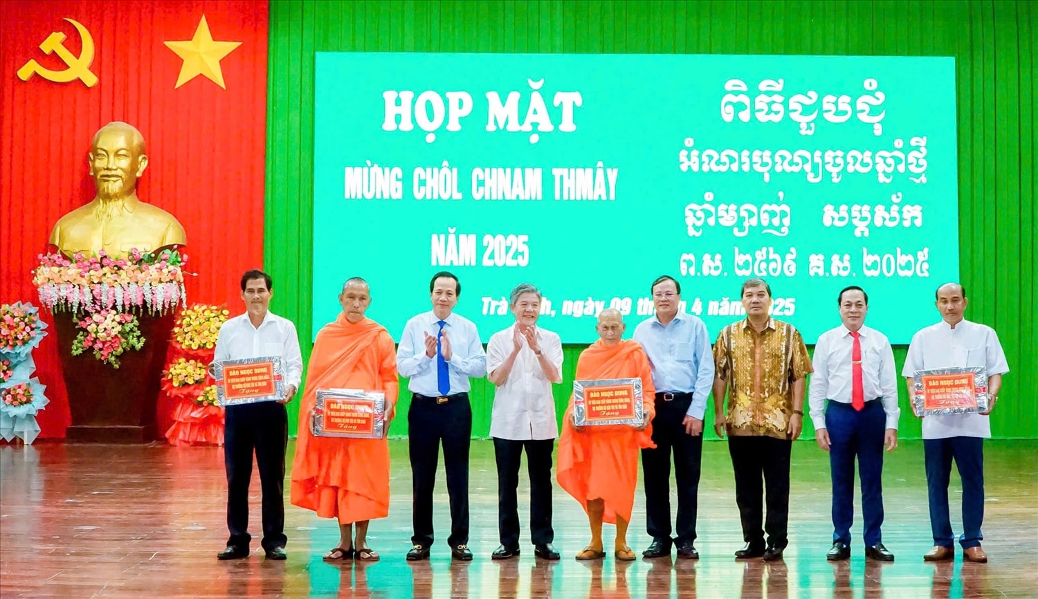 Bộ trưởng Đào Ngọc Dung và lãnh đạo tỉnh Trà Vinh trao quà cho 4 tập thể tiêu biểu