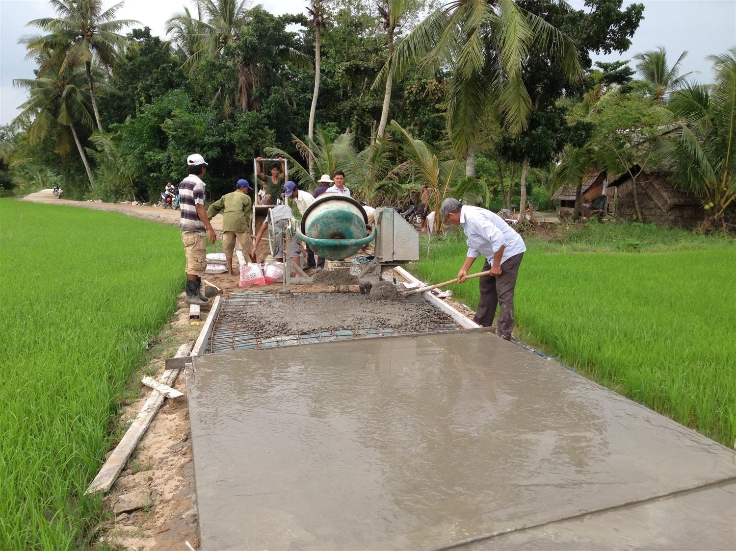 Đầu tư xây dựng giao thông nông thôn vùng đồng bào DTTS trên địa bàn tỉnh Lai Châu (Ảnh: Ngọc Trí). Đầu tư xây dựng giao thông nông thôn vùng đồng bào DTTS trên địa bàn tỉnh Lai Châu (Ảnh: Ngọc Trí).