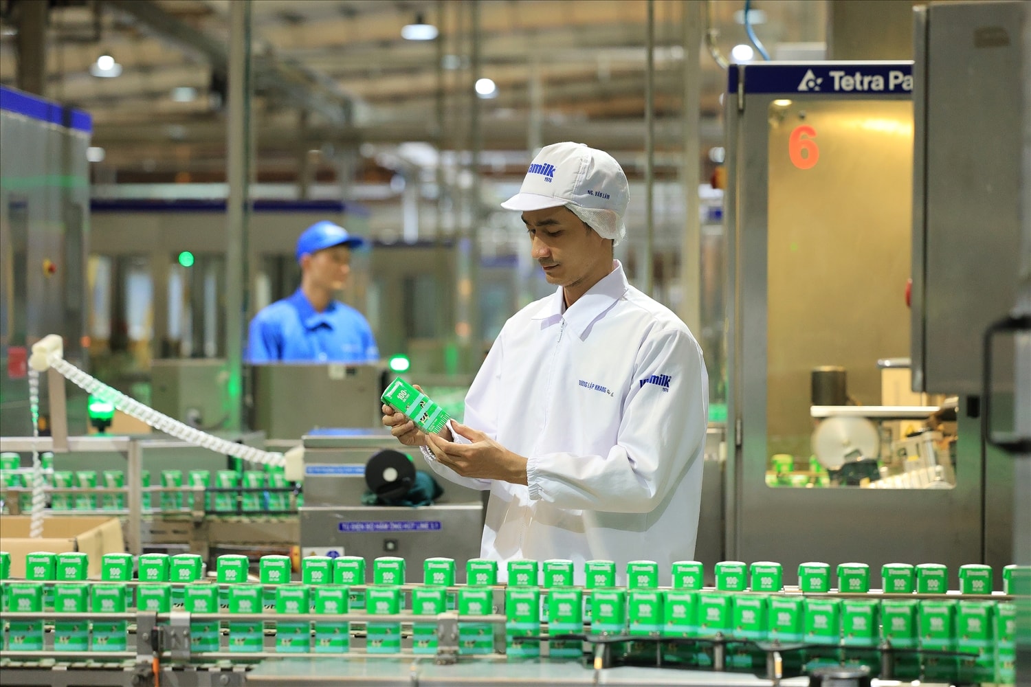 Vinamilk sở hữu 16 nhà máy sữa trong và ngoài nước, đáp ứng các tiêu chuẩn cao nhất thế giới về chất lượng trong sản xuất thực phẩm. Vinamilk sở hữu 16 nhà máy sữa trong và ngoài nước, đáp ứng các tiêu chuẩn cao nhất thế giới về chất lượng trong sản xuất thực phẩm.