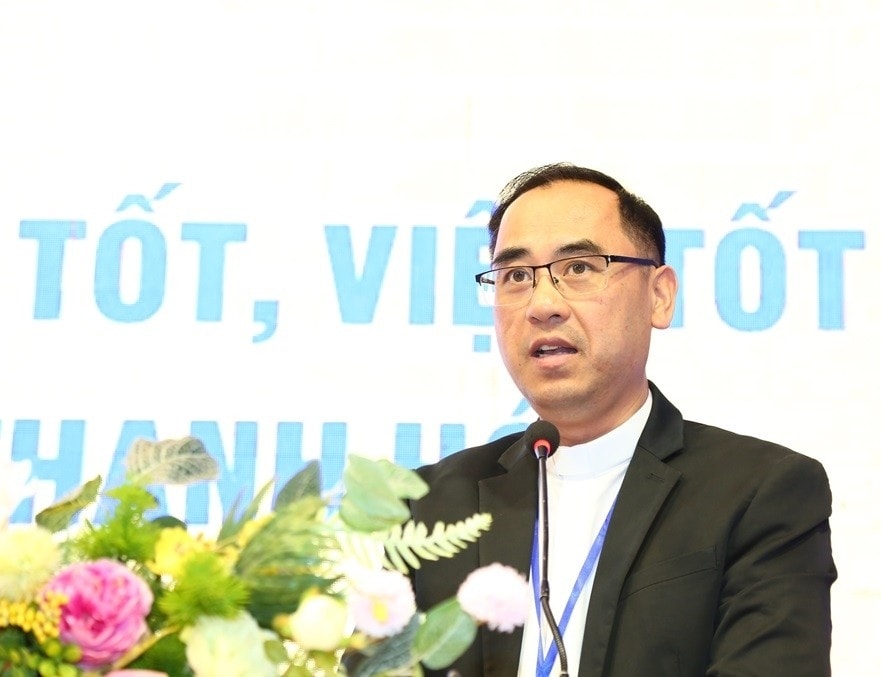 Linh mục Nguyễn Văn Thường, Giám đốc Caritas Giáo phận Công giáo Thanh Hóa phát biểu tham luận tại hội nghị. (Ảnh: Quốc Hương)