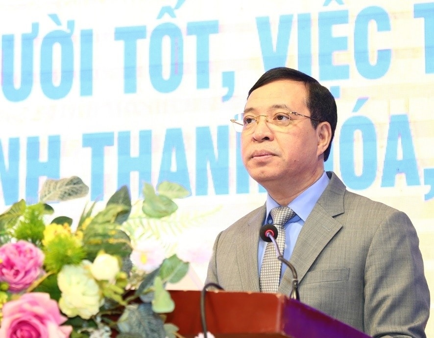 Ông Lại Thế Nguyên, Phó Bí thư Thường trực Tỉnh ủy, Chủ tịch HĐND tỉnh, Trưởng Đoàn ĐBQH tỉnh phát biểu tại hội nghị. (Ảnh: Quốc Hương)