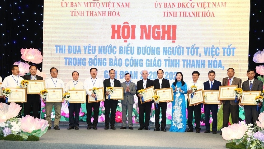 Ông Lại Thế Nguyên, Phó Bí thư Thường trực Tỉnh ủy, Chủ tịch HĐND tỉnh, Trưởng Đoàn ĐBQH tỉnh, trao Bằng khen của Chủ tịch UBND tỉnh Thanh Hóa cho các cá nhân có thành tích xuất sắc trong tham gia các phong trào thi đua yêu nước, sống tốt đời, đẹp đạo giai đoạn 2020-2025. (Ảnh: Quốc Hương)