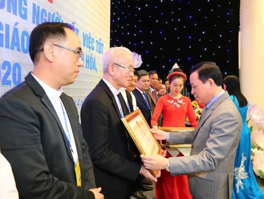 Ông Lại Thế Nguyên, Phó Bí thư Thường trực Tỉnh ủy, Chủ tịch HĐND tỉnh, Trưởng Đoàn ĐBQH tỉnh, trao Bằng khen của Chủ tịch UBND tỉnh Thanh Hóa cho các cá nhân có thành tích xuất sắc trong tham gia các phong trào thi đua yêu nước, sống tốt đời, đẹp đạo giai đoạn 2020-2025. (Ảnh: Quốc Hương)