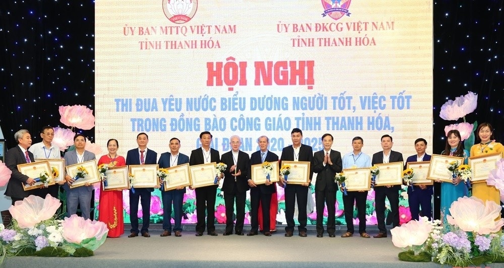Linh mục Trần Xuân Mạnh, Phó Chủ tịch không chuyên trách Ủy ban Trung ương MTTQ Việt Nam, Chủ tịch Ủy ban Đoàn kết Công giáo Việt Nam, Chủ tịch Ủy ban Đoàn kết Công giáo tỉnh và Phó Chủ tịch UBND tỉnh Đầu Thanh Tùng, trao Bằng khen của Chủ tịch UBND tỉnh Thanh Hóa cho các cá nhân có thành tích xuất sắc trong tham gia các phong trào thi đua yêu nước, sống tốt đời, đẹp đạo giai đoạn 2020-2025. (Ảnh: Quốc Hương)
