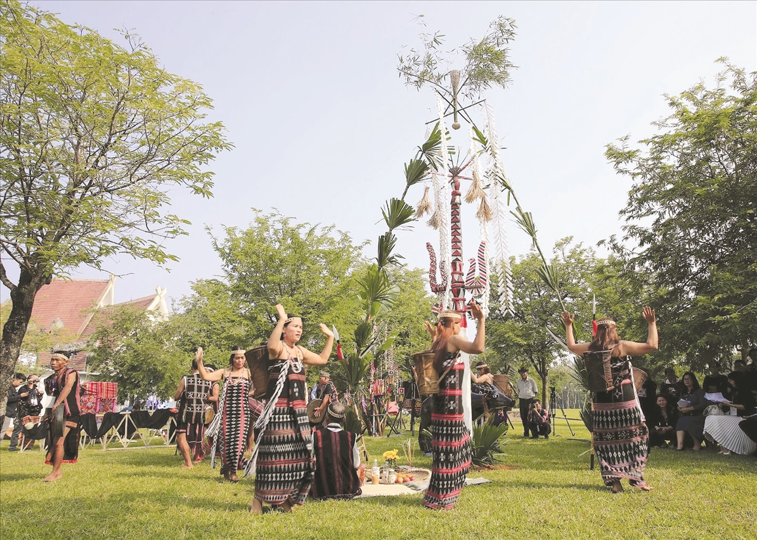Đồng bào Cơ Tu ở Phú Túc biểu diễn dân vũ