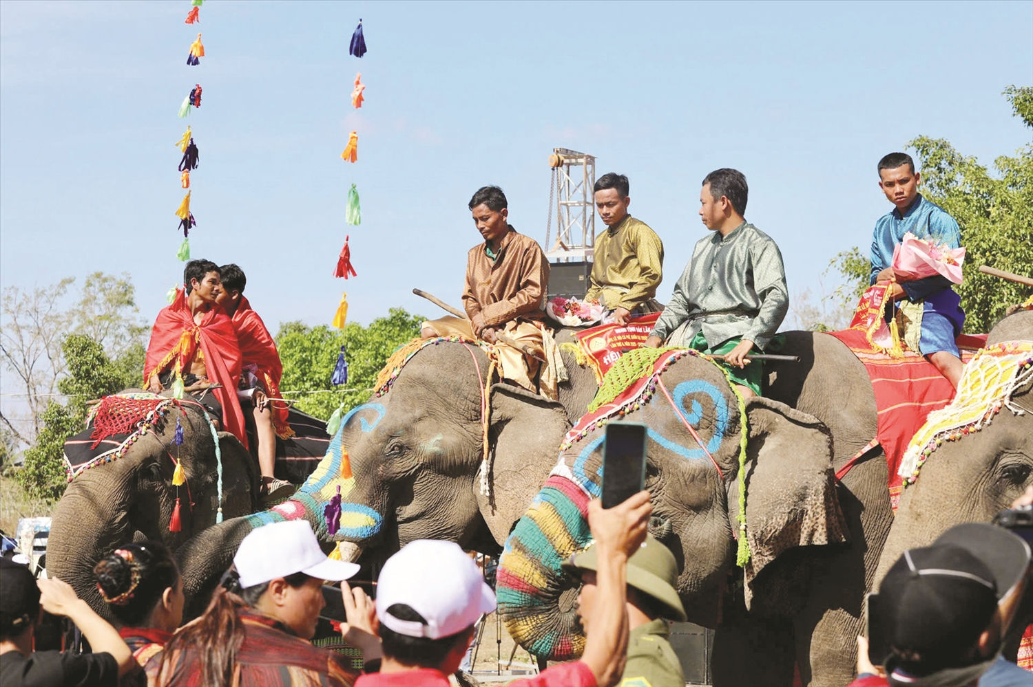 Voi được khoác lên mình những tấm thổ cẩm,  được trang điểm lộng lẫy để tham gia hội