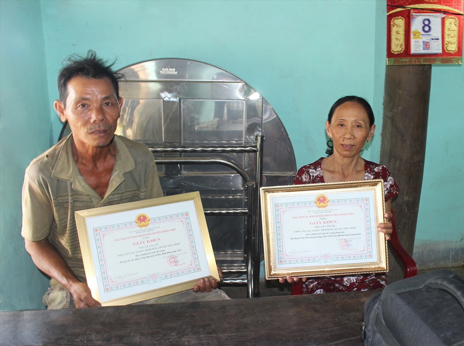 Niềm vui của vợ chồng anh Tài, chị Bảy với thành tích xuất sắc trong phong trào xây dựng nông thôn mới ở xã Đức Bình Đông, huyện Sông Hinh - Ảnh: H.H.THẾ.