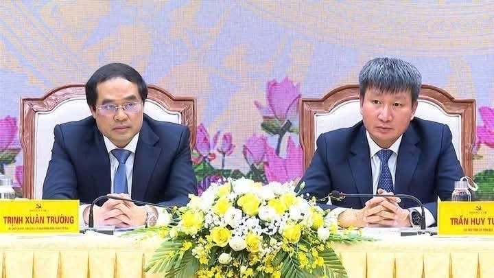 Bí thư tỉnh ủy, Chủ tịch UBND tỉnh Lào Cai TRịnh Xuân Trường (trái ảnh) và Bí thư tỉnh ủy Yên Bái Trần Huy Tuấn đồng chủ trì hội nghị