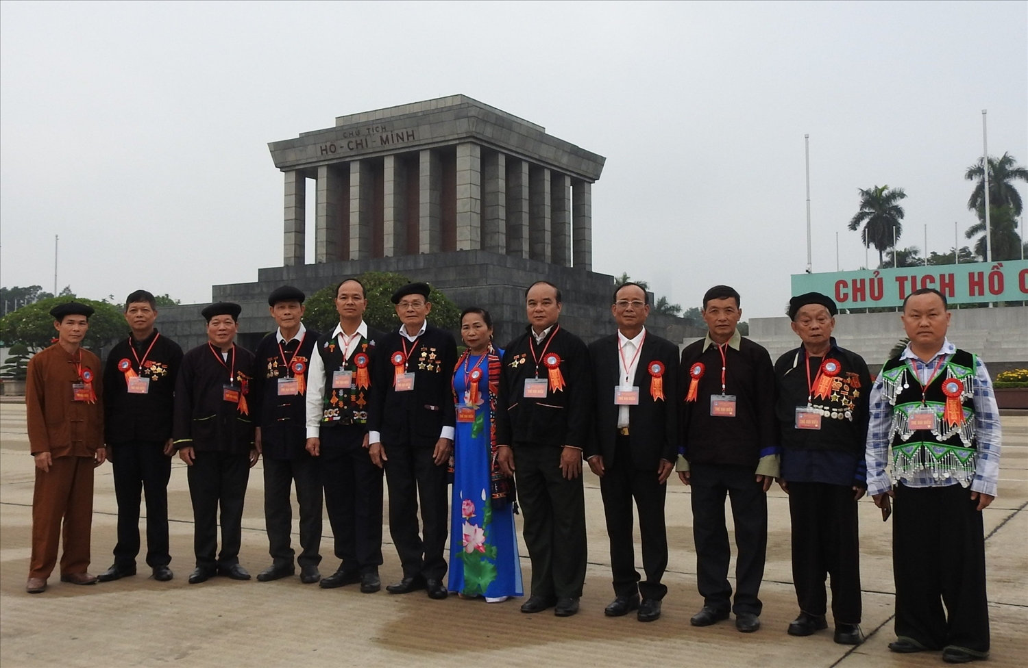 Bà Nguyễn Thị Thu cùng Đoàn đại biểu Người có uy tín tỉnh Yên Bái thăm quan và chụp ảnh lưu niệm tại Lăng Chủ tịch Hồ Chí Minh