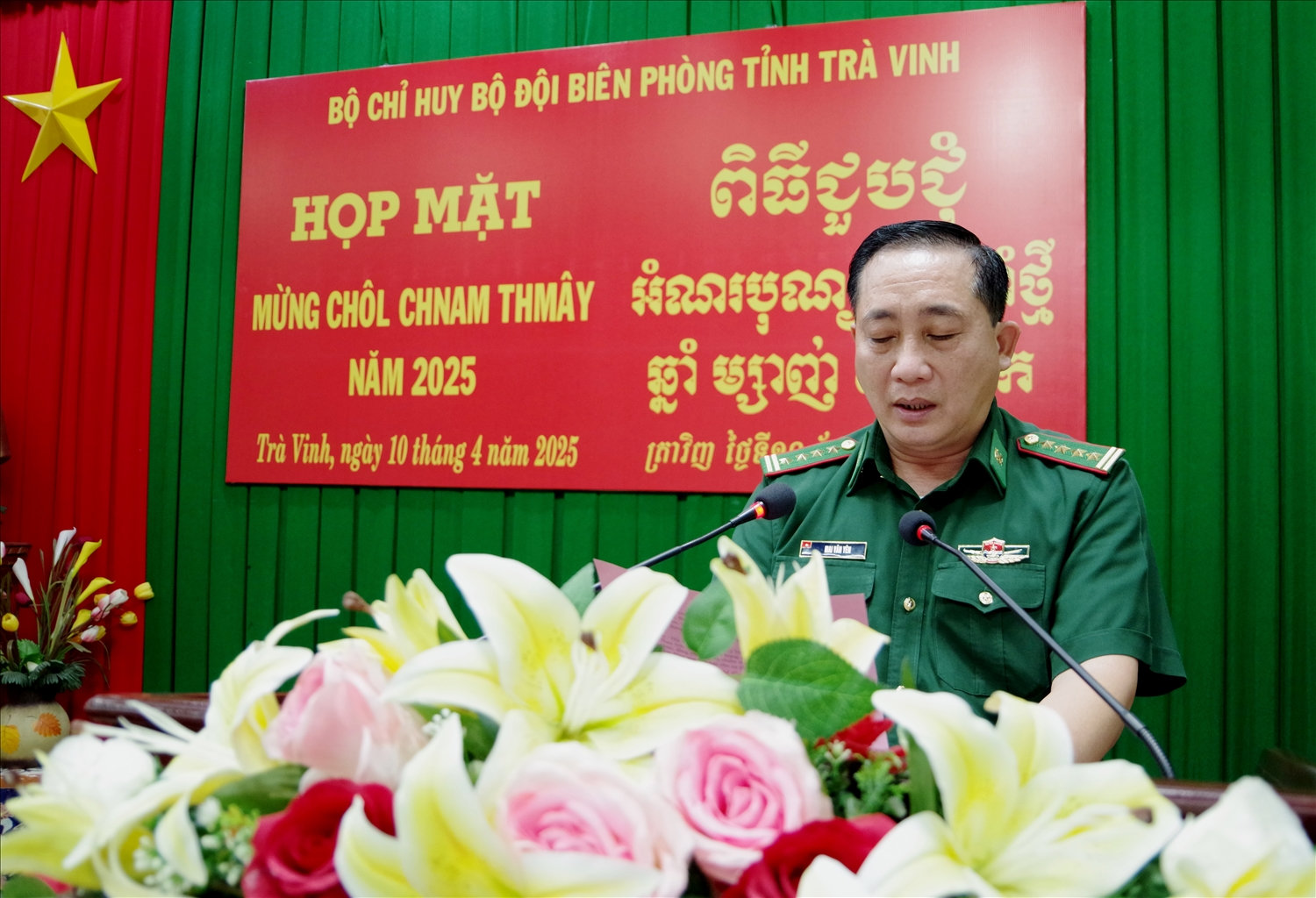 Đại tá Mai Văn Yên, Chính ủy BĐBP tỉnh Trà Vinh, đọc thư chúc mừng cán bộ, chiến sĩ người dân tộc Khmer