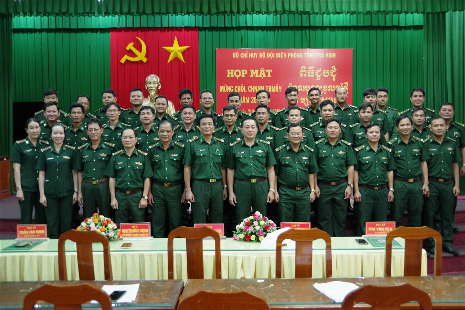 Lãnh đạo Đảng ủy, Bộ Chỉ huy chụp hình lưu niệm với cán bộ, chiến sĩ người dân tộc Khmer