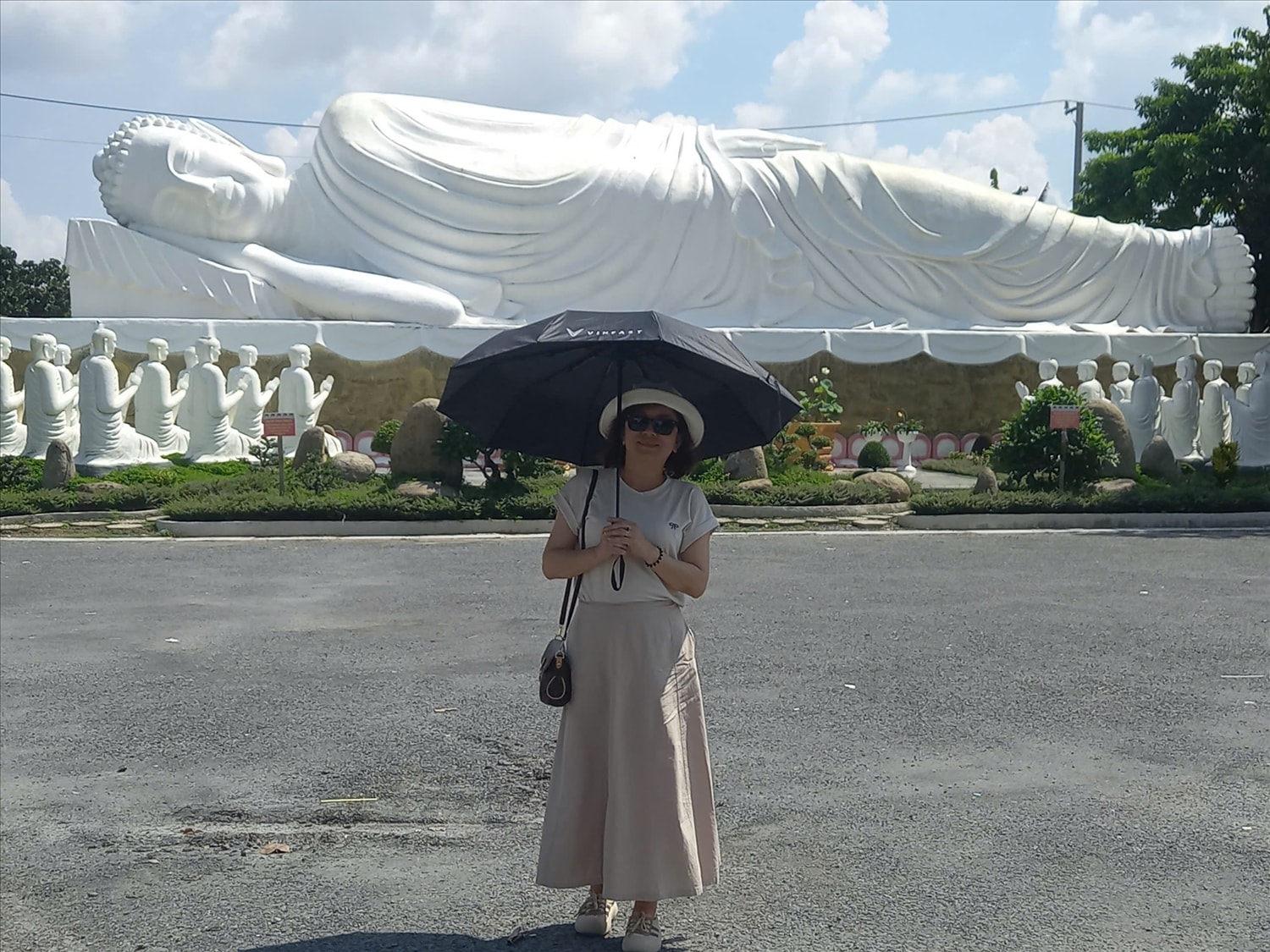 Du khách check in trước tượng Phật nhập Niết bàn, dài 25m, trong khuôn viên chùa Thiền Lâm.