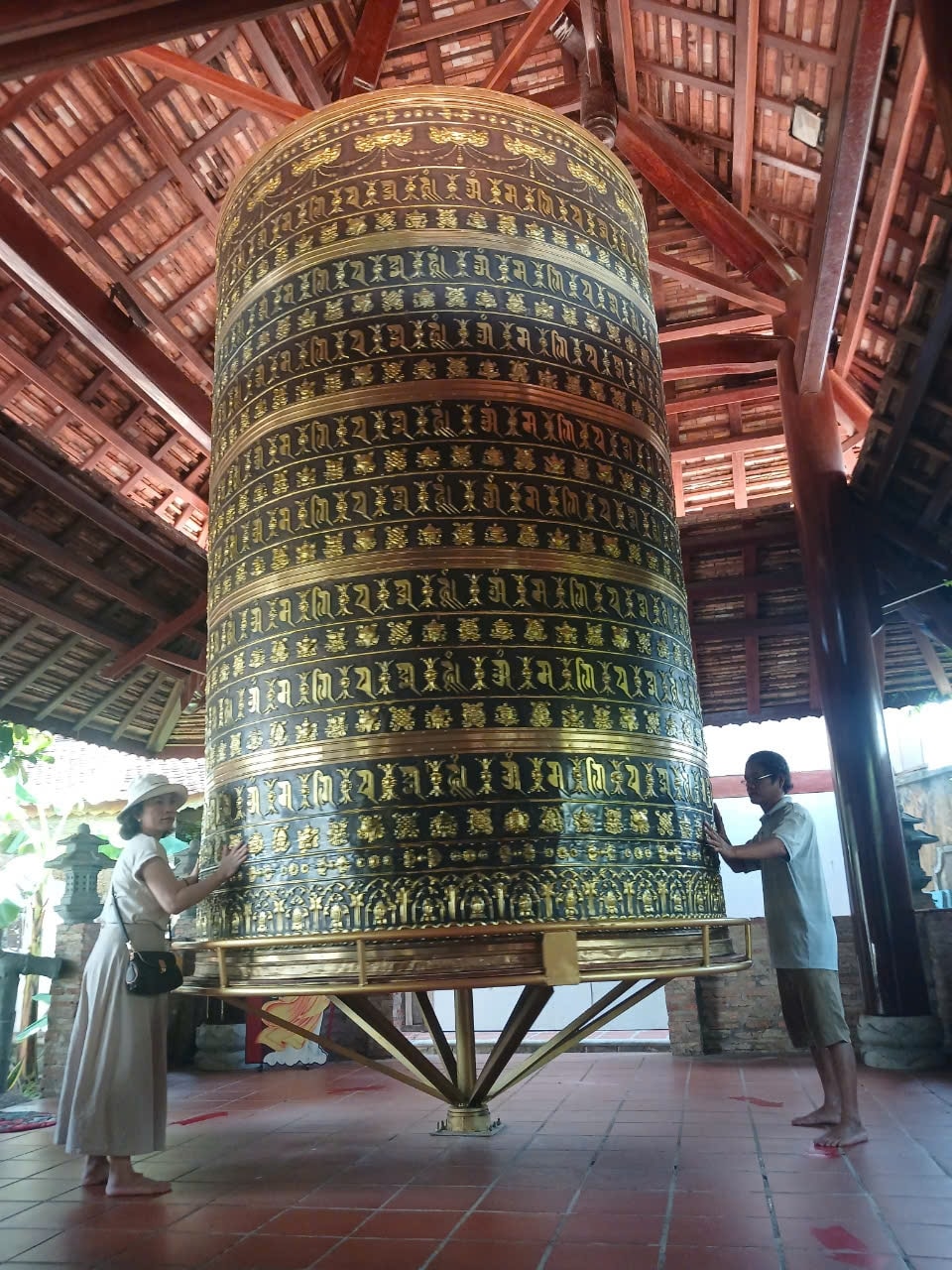 Du khách xoay chuông kinh luân tại chùa Thiền Lâm.