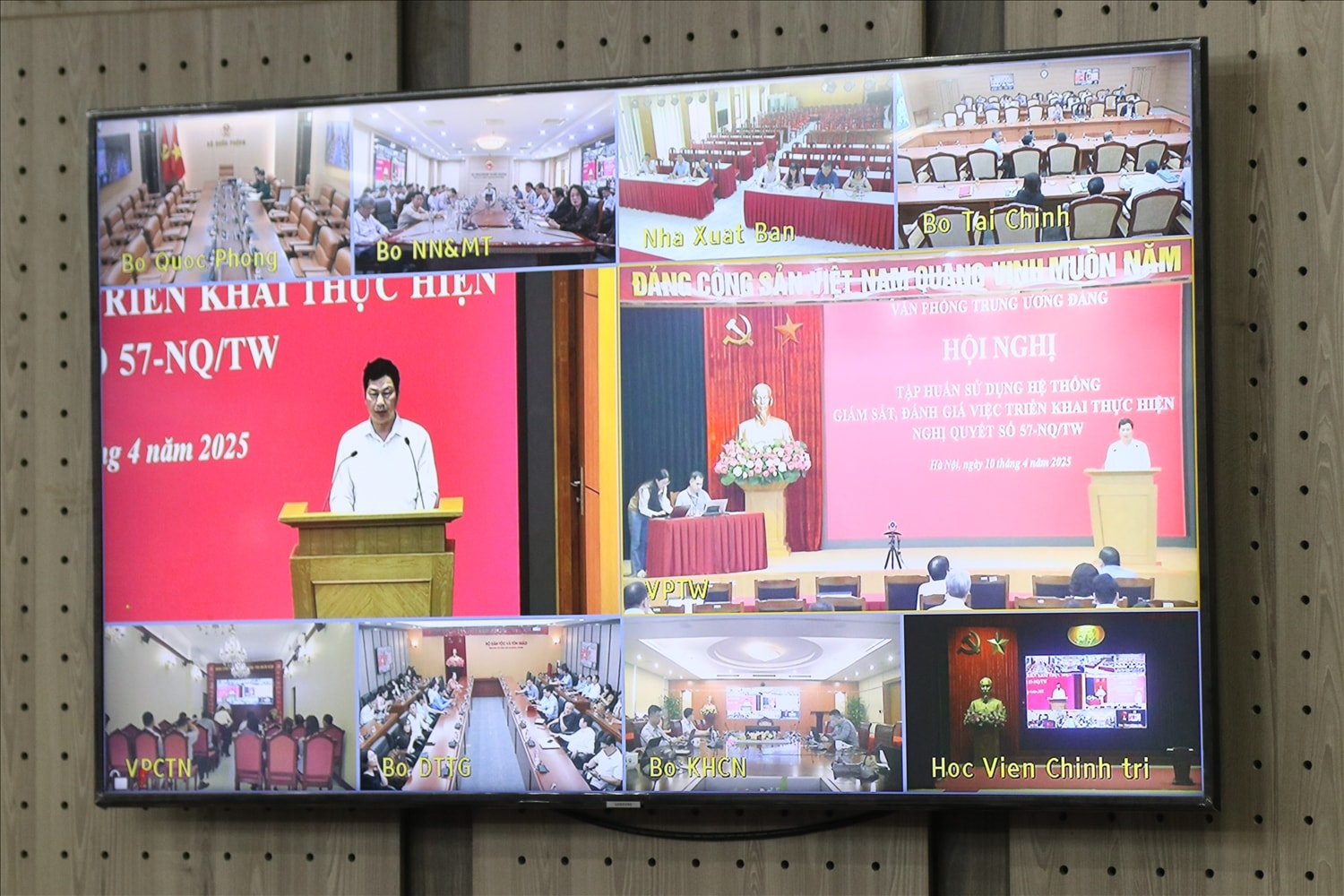 Hội nghị được tổ chức theo hình thức trực tiếp tại điểm cầu Văn phòng Trung ương Đảng 