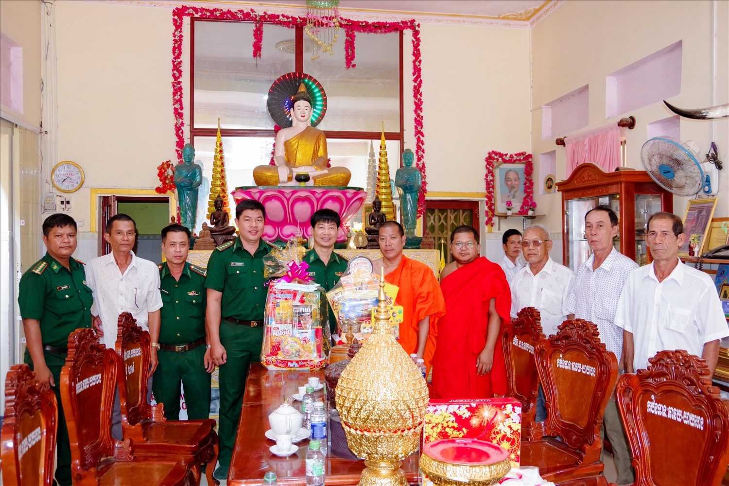 Đoàn công tác do Đại tá Vũ Song Toàn làm trưởng đoàn thăm tặng quà  các vị Sư sãi, ban quản trị chùa chùa ĐônkĐôn, huyện Trần Đề