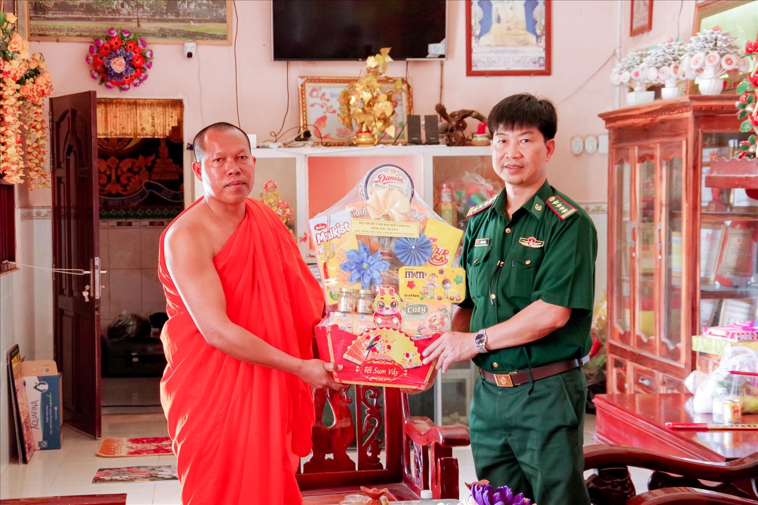 Đại tá Vũ Song Toàn, thăm tặng quà chúc tết các vị Sư sãi, ban quản trị  chùa Trà Sết,  xã Vĩnh Hải, thị xã Vĩnh Châu