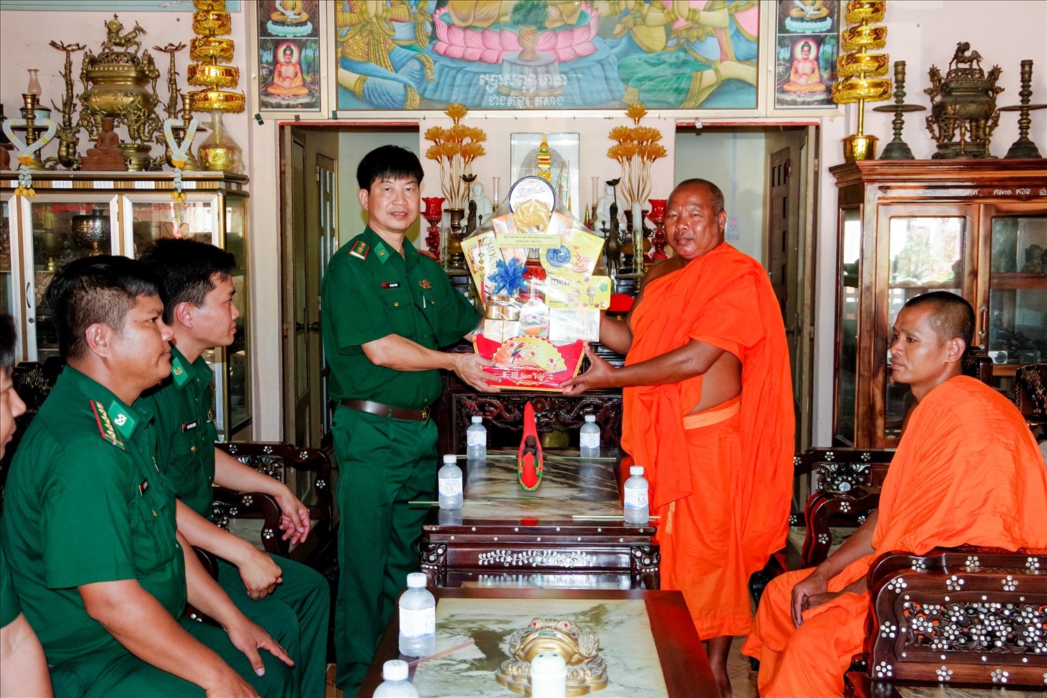Đại tá Vũ Song Toàn, tặng quà, chúc tết các vị Sư sãi chùa Đại Bái , xã Lạc Hoà, thị xã Vĩnh Châu