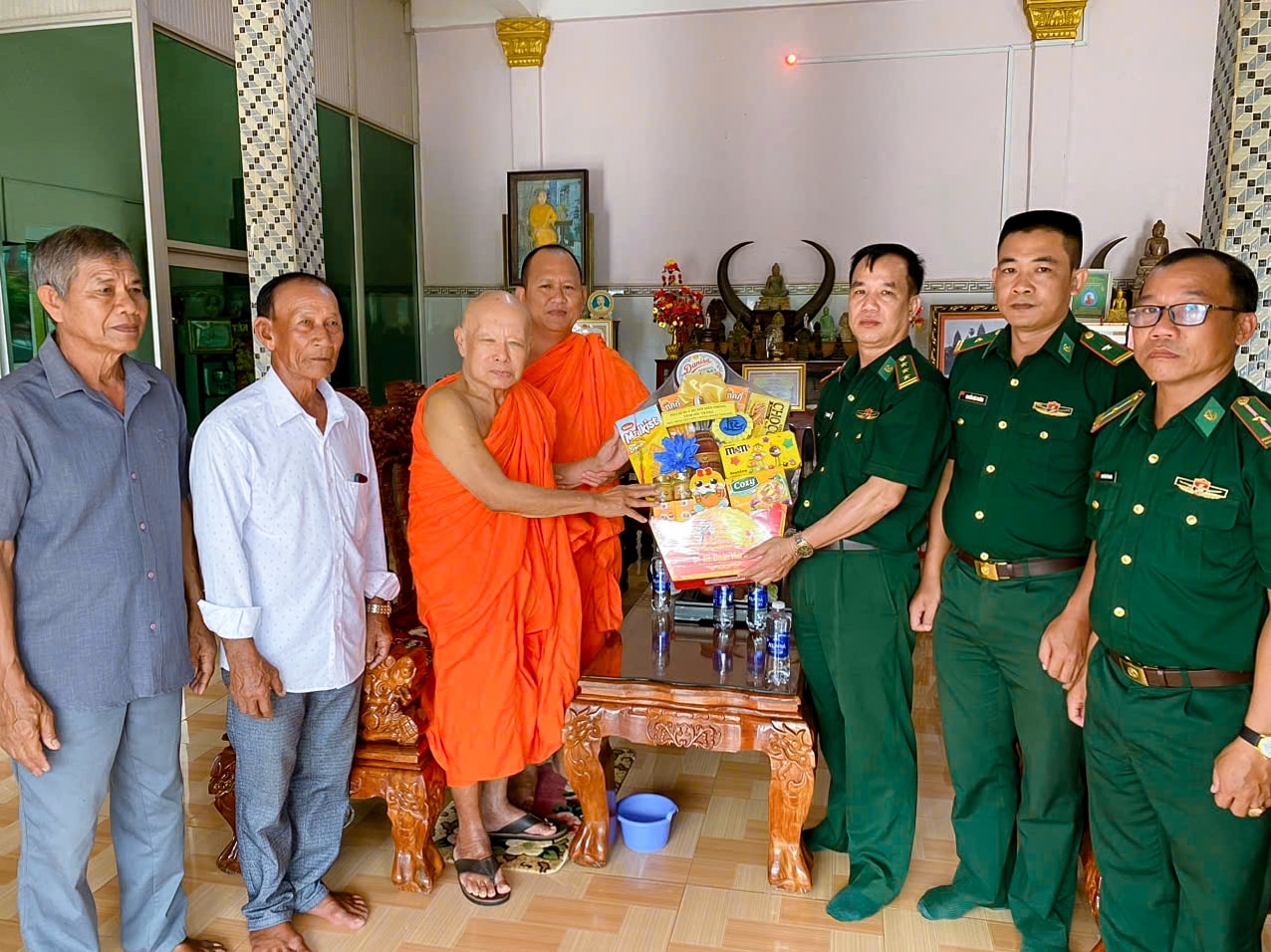 Thượng tá Phạm Quang Bình, tặng quà, chúc tết các vị Sư sãi chùa Xẻo Me, Phường Vĩnh Phước, thị xã Vĩnh Châu