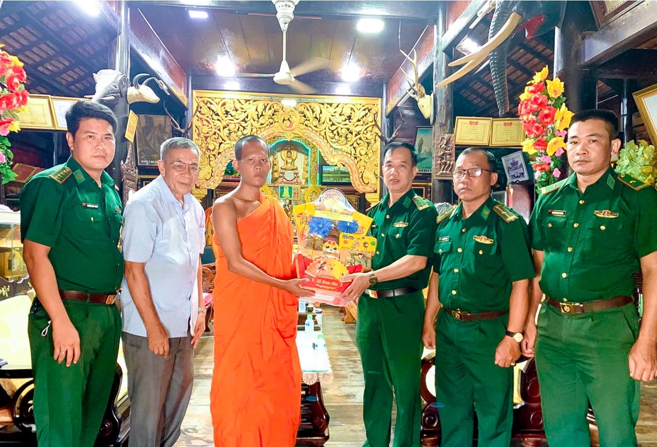 Thượng tá Phạm Quang Bình, tặng quà, chúc tết các vị Sư sãi chùa Kan Đal , Phường Vĩnh Phước, thị xã Vĩnh Châu