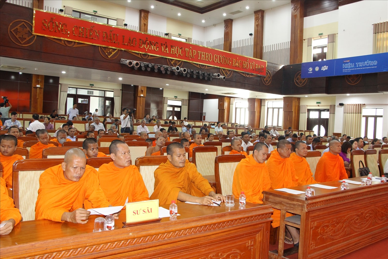 Các vị Hòa thượng, Thượng tọa, sư sãi Phật giáo Nam tông Khmer, cán bộ hưu trí, Người có uy tín trong đồng bào dân tộc Khmer trên địa bàn tỉnh Hậu Giang dự họp mặt (Ảnh: CTV)