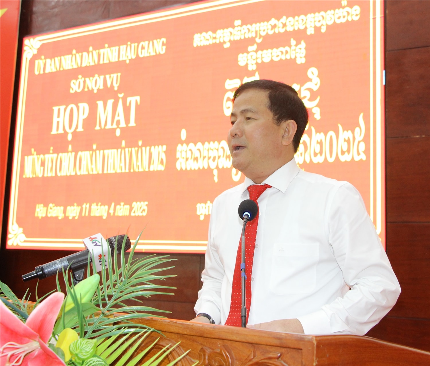 Ông Trần Văn Huyến, Chủ tịch Ủy ban Nhân dân tỉnh Hậu Giang, phát biểu tại buổi họp mặt