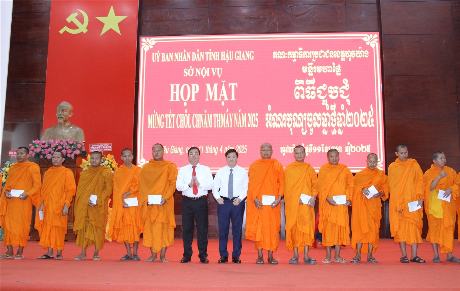 Lãnh đạo tỉnh Hậu Giang tặng quà cho các vị trụ trì đại diện 15 Chùa Nam tông Khmer trong tỉnh Hậu Giang