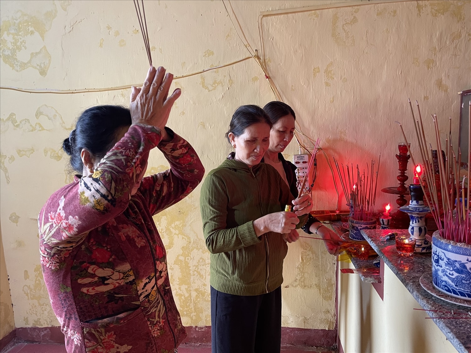 Phụ nữ làng An Vĩnh đến thắp hương cầu nguyện tại Lăng Vạn An Vĩnh. 