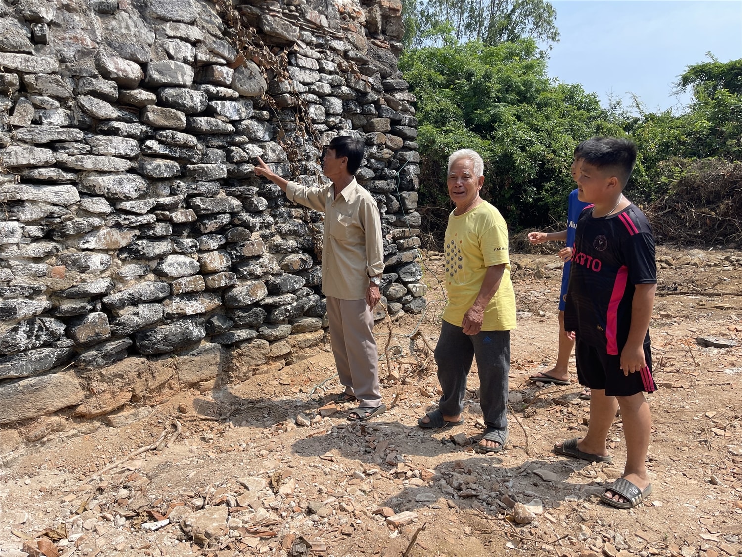 Ông Phạm Ngọc Trưng, Trưởng bổn vạn làng An Vĩnh làm hướng dẫn viên du lịch cho du khách khi đến tham quan Lăng Vạn An Vĩnh.