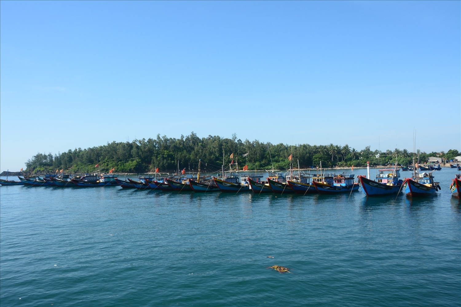 Tàu thuyền làng chài An Vĩnh