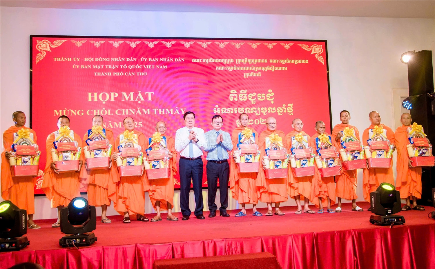 Ông Phạm Văn Hiểu - Phó Bí thư Thường trực Thành ủy, Chủ tịch HĐND thành phố Cần Thơ và Ông Nguyễn Trung Nhân - Chủ tịch Ủy ban MTTQ Việt Nam TP Cần Thơ trao quà tết cho Hội đoàn kết sư sãi yêu nước, Học viện và các chùa Khmer 