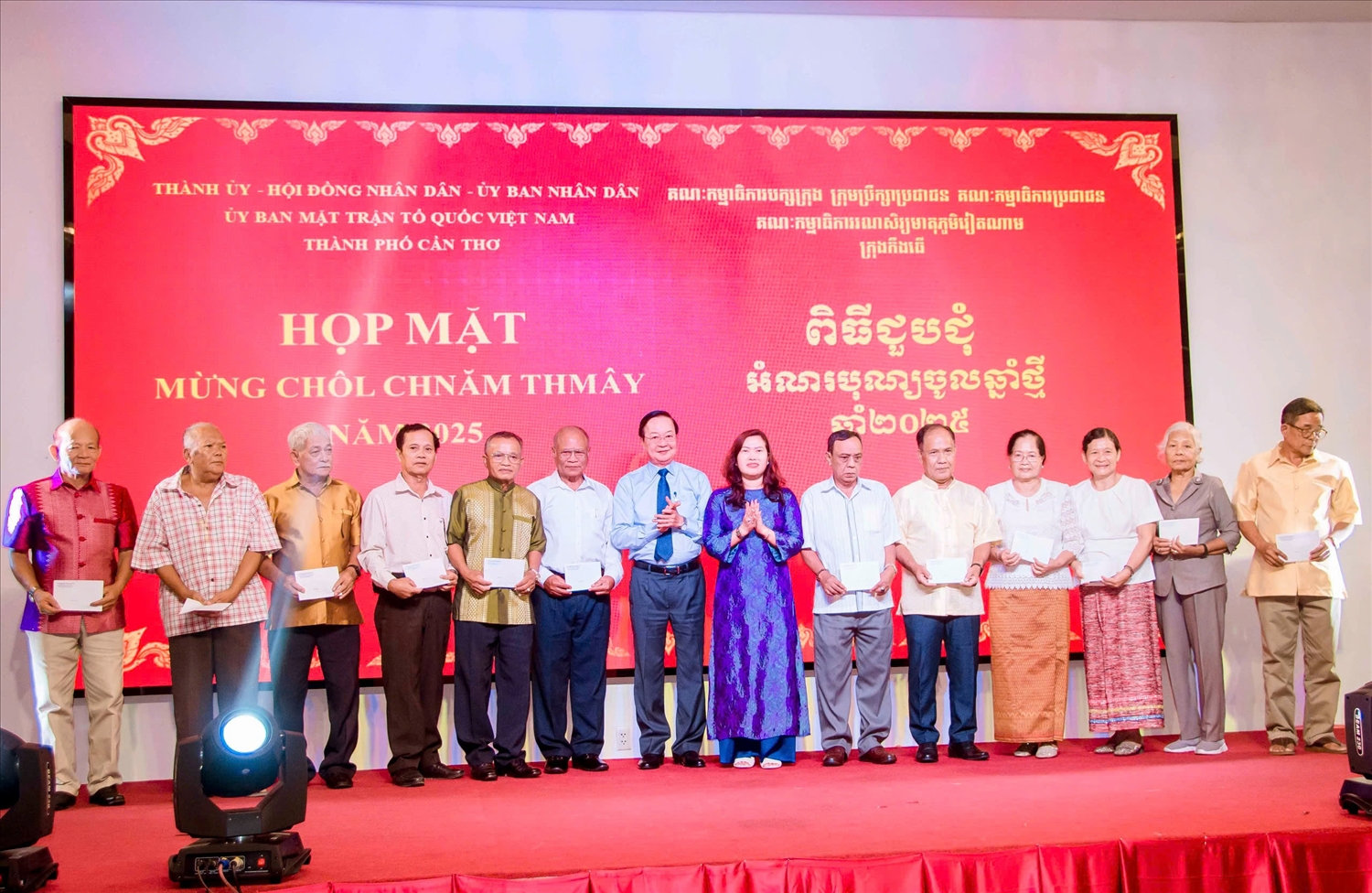 Ông Lê Tấn Thủ, Trưởng Ban Tổ chức Thành ủy và Phó Chủ tịch UBND TP Cần Thơ Nguyễn Thị Ngọc Điệp trao quà tết cho người có uy tín, ban quản trị chùa