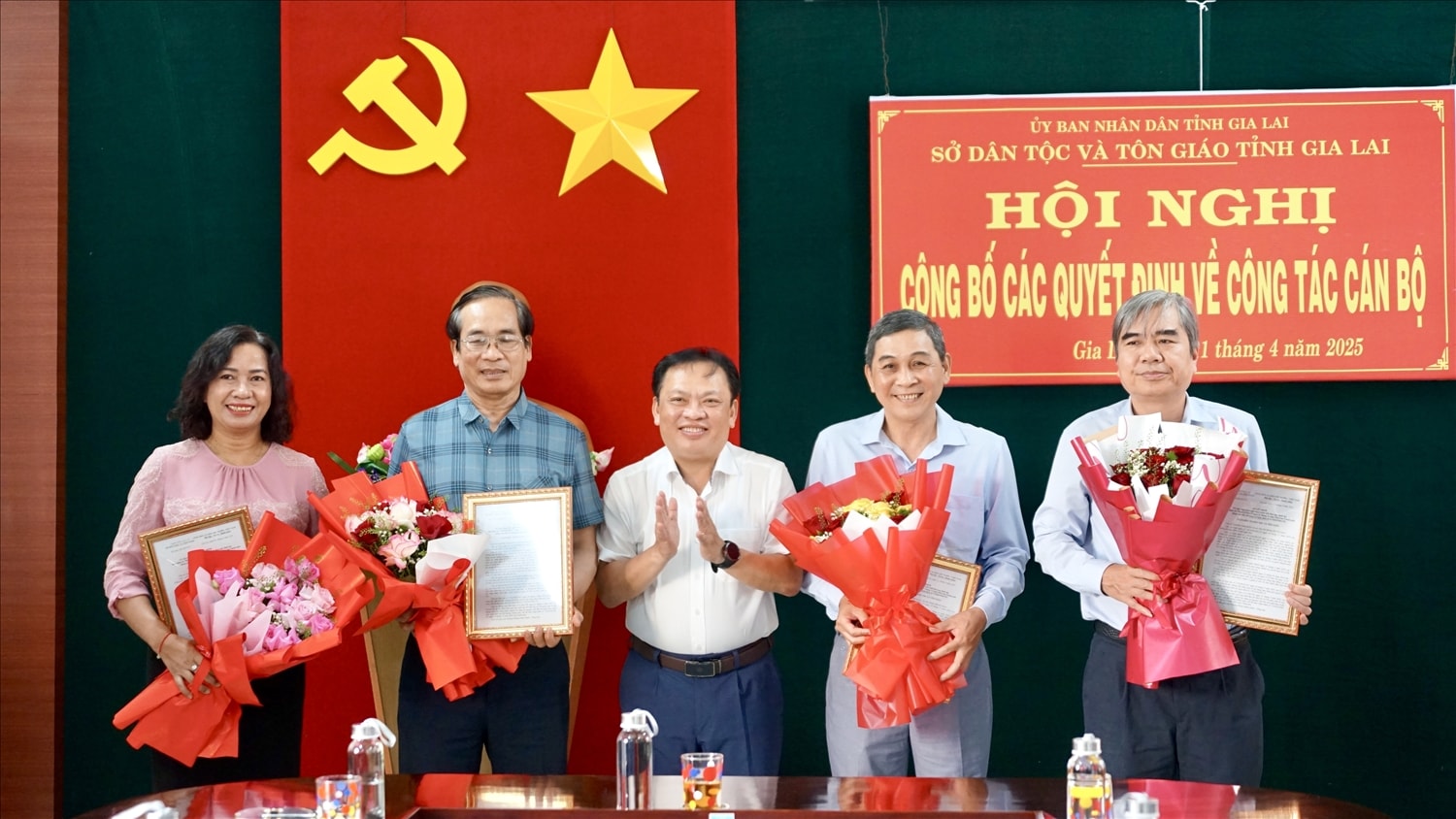 Giám đốc Sở Dân tộc và Tôn giáo tỉnh Gia Lai trao Quyết định, tặng hoa cho các cán bộ, công chức nghỉ hưu theo chế độ