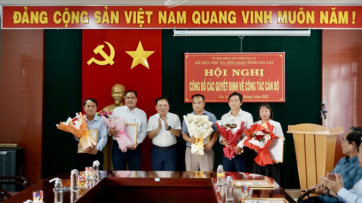 Giám đốc Sở Dân tộc và Tôn giáo tỉnh Gia Lai trao các Quyết định bổ nhiệm giữ chức vụ Trưởng, Phó Phòng thuộc Sở cho 5 công chức